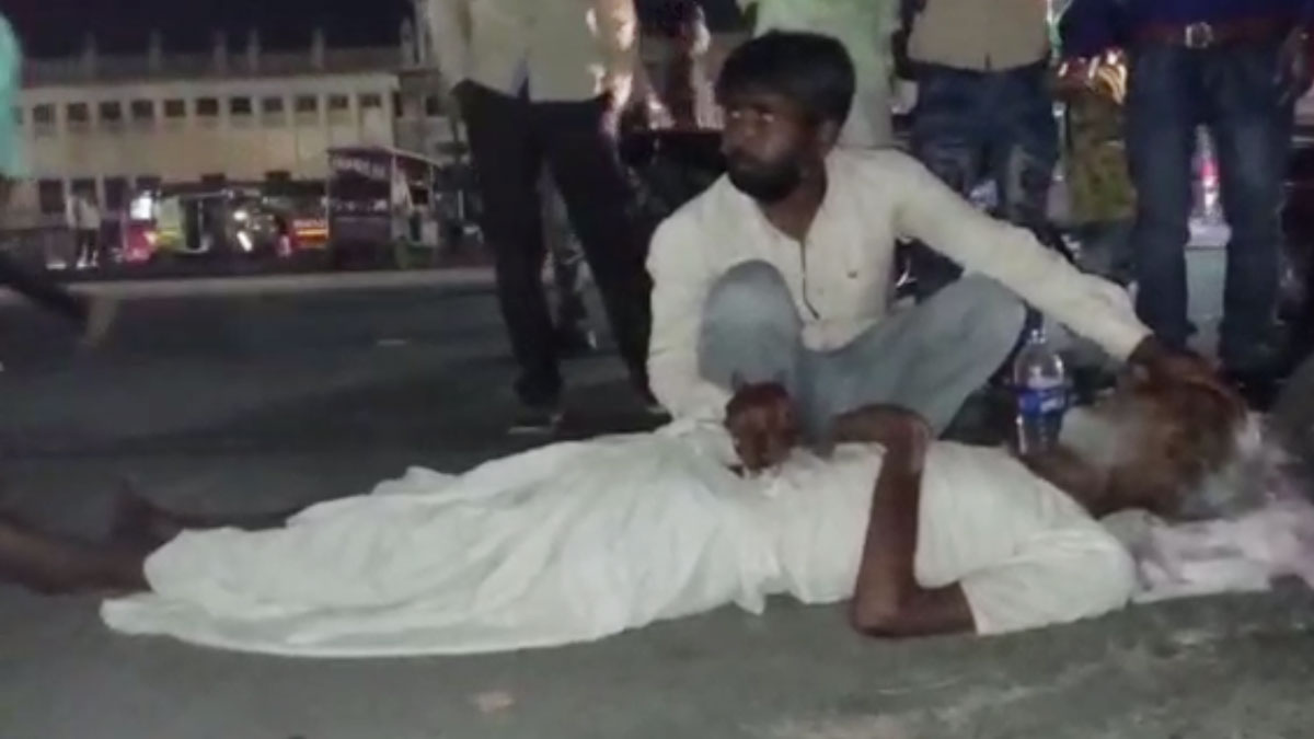 बेटे की गोद में बीच सड़क पिता ने तोड़ दिया दम 