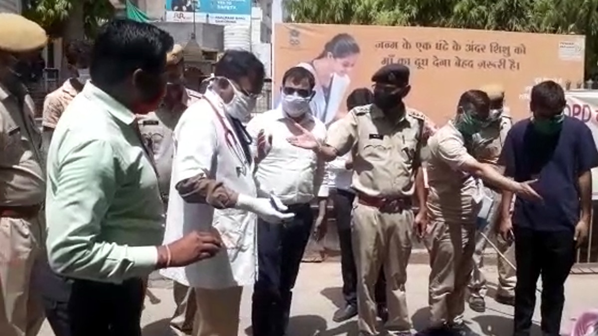 वैक्सीन लगवाने के महिला की तब‍ियत ब‍िगड़ी, हॉस्प‍िटल के गेट पर तोड़ा दम 