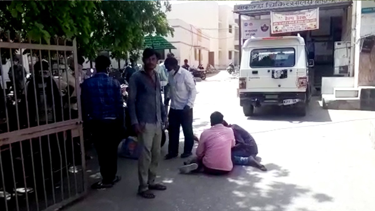 वैक्सीन लगवाने के महिला की तब‍ियत ब‍िगड़ी, हॉस्प‍िटल के गेट पर तोड़ा दम 