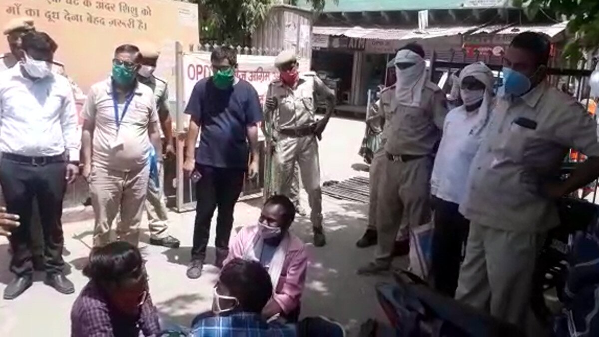 वैक्सीन लगवाने के महिला की तब‍ियत ब‍िगड़ी, हॉस्प‍िटल के गेट पर तोड़ा दम 