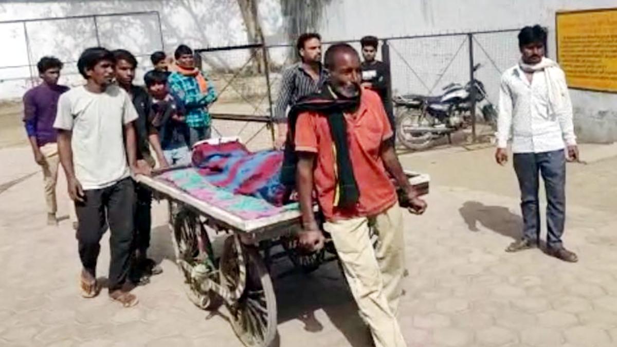 MP: ठेले पर रख हाथ से खींचकर घर ले गया बेटे का शव, अधूरी रह गई एम्बुलेंस की मिन्नतें