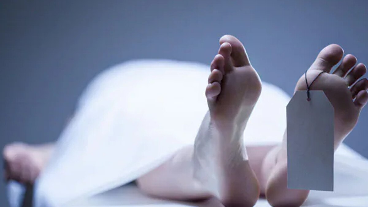 किराये के हाथ ठेले पर बेटे के शव को ले जाता दिखा बुजुर्ग पिता, डॉक्टर ने पोस्टमॉर्टम से कर द‍िया था मना