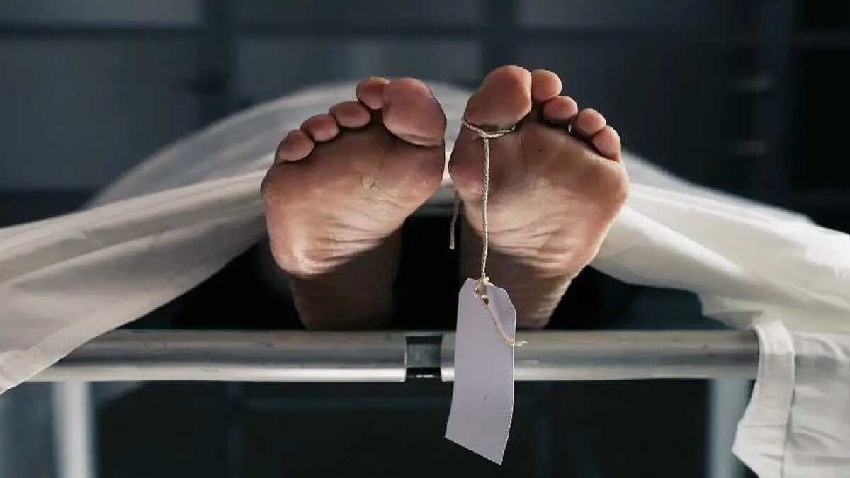 किराये के हाथ ठेले पर बेटे के शव को ले जाता दिखा बुजुर्ग पिता, डॉक्टर ने पोस्टमॉर्टम से कर द‍िया था मना