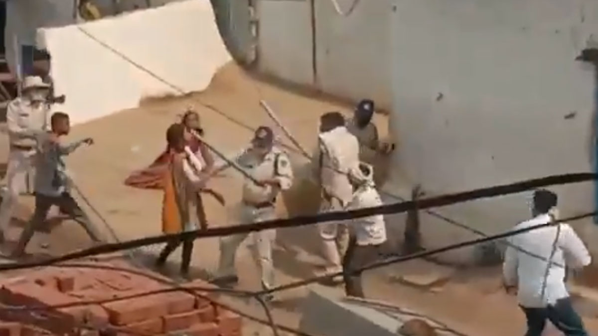 पुलिस ने कोरोना संक्रमित शख्स के परिवार की महिलाओं पर बरसाए लाठी-डंडे