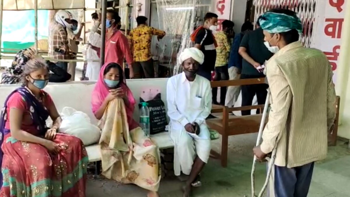 इलाज के लिए मासूम के पेट पर तीन बार गर्म सलाखों को दागा