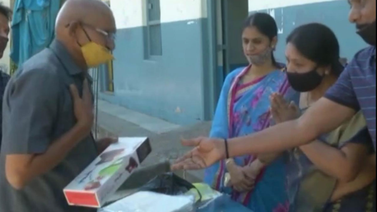 महिलाओं को सोने की नोज पिन और पुरुषों को हैंड ब्लेंडर गिफ्ट