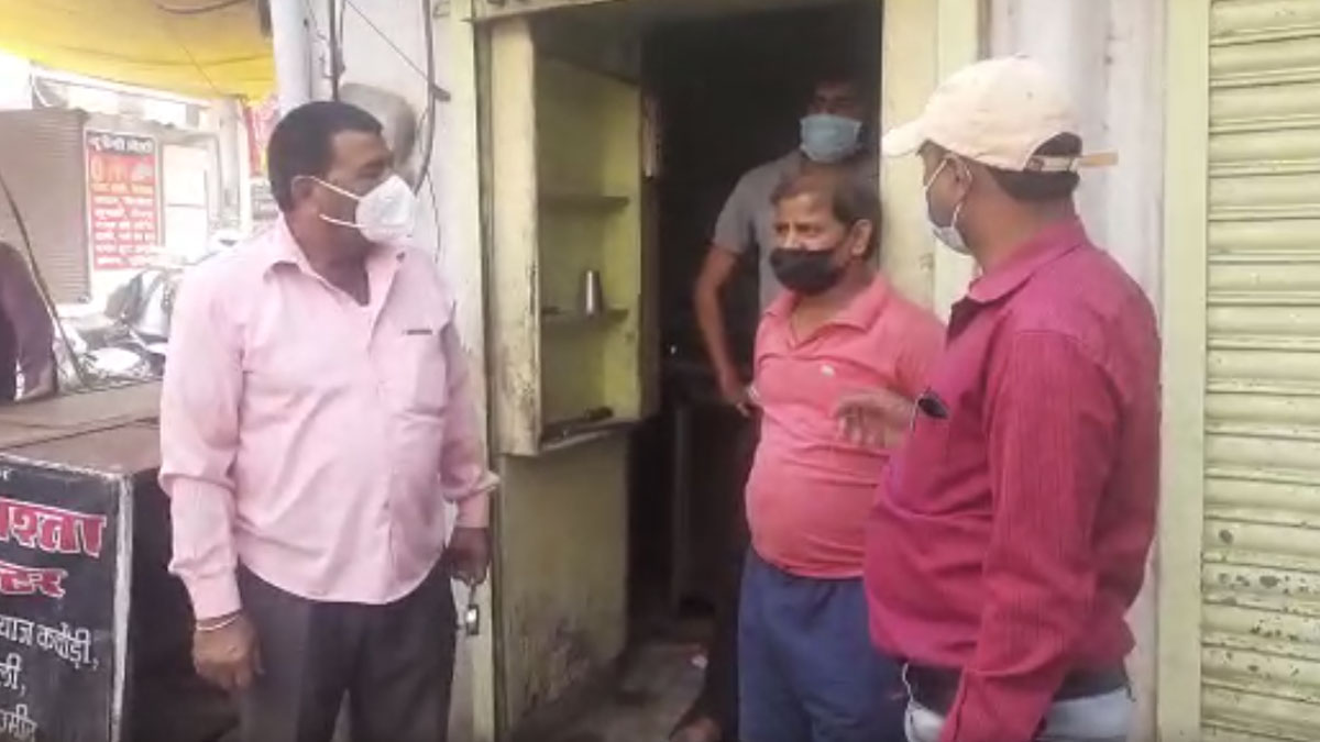 नाश्ते के चक्कर में दो घंटे दुकान में बंद रहे गए दो युवक 