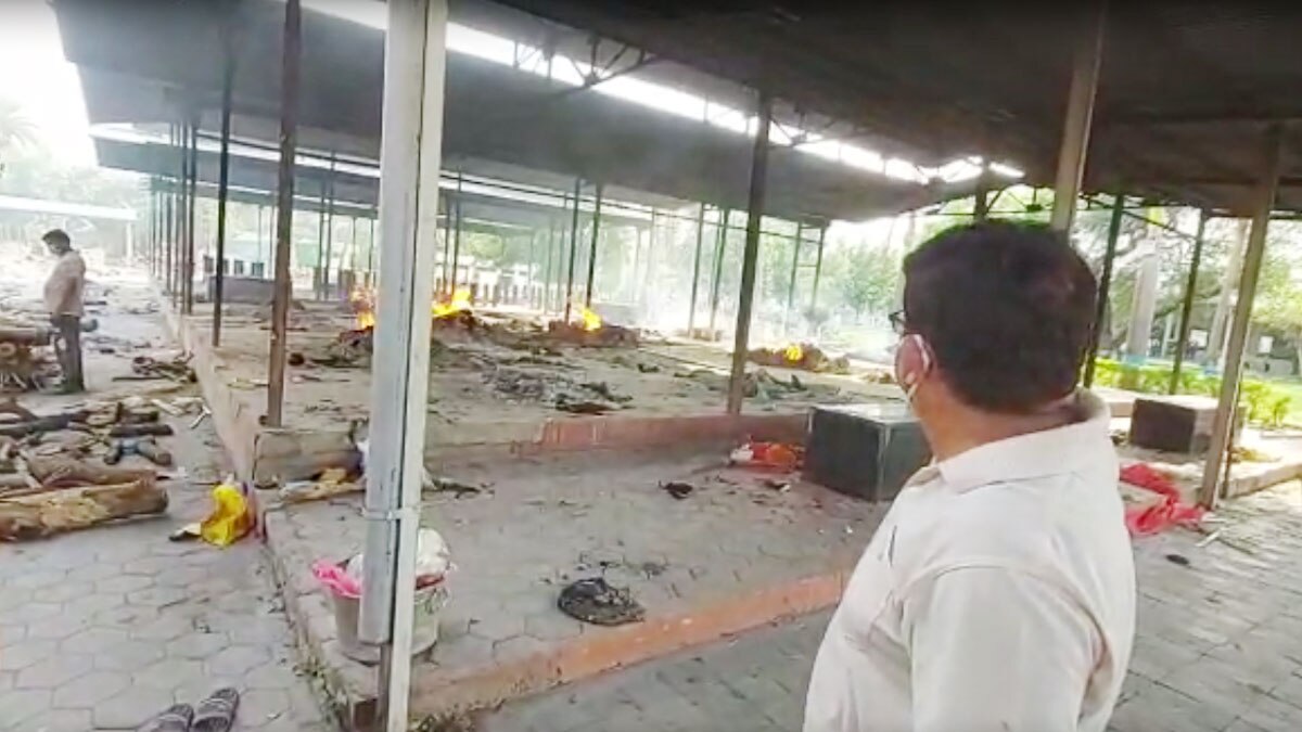  सूर्यास्त के बाद रात 10 बजे तक जल रही हैं लाशें 