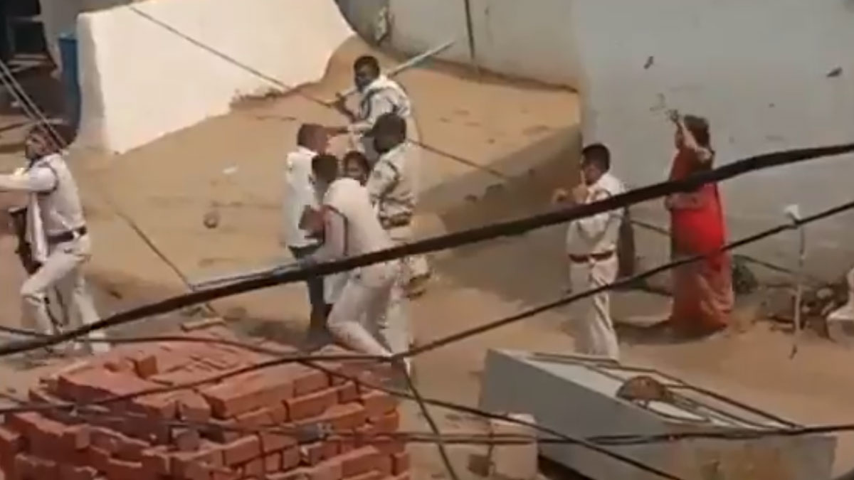 पुलिस ने कोरोना संक्रमित शख्स के परिवार की महिलाओं पर बरसाए लाठी-डंडे