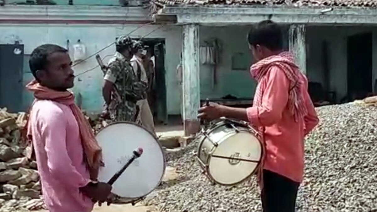  ढोल-नगाड़े के साथ आरोपी के घर पहुंची पुलिस, नाबालिग से रेप के बाद कर द‍िया था वीडियो वायरल 