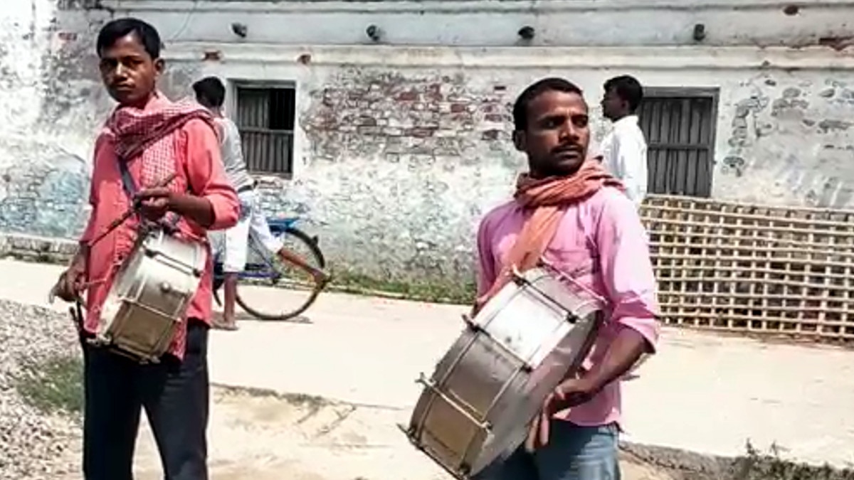  ढोल-नगाड़े के साथ आरोपी के घर पहुंची पुलिस, नाबालिग से रेप के बाद कर द‍िया था वीडियो वायरल 