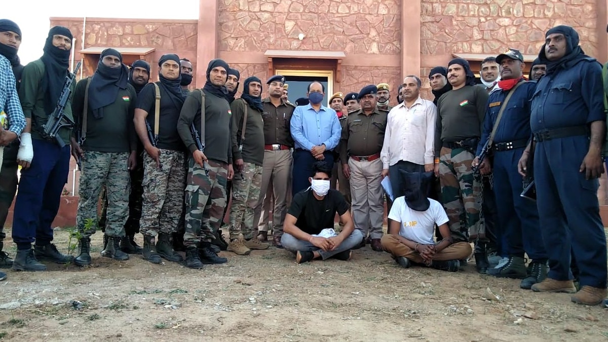 शार्प शूटर ने कोर्ट से लगाई गुहार, बेड़‍ियां लगाकर अन्य राज्यों में पेशी पर भिजवाएं, हो सकता है फर्जी एनकाउंटर 