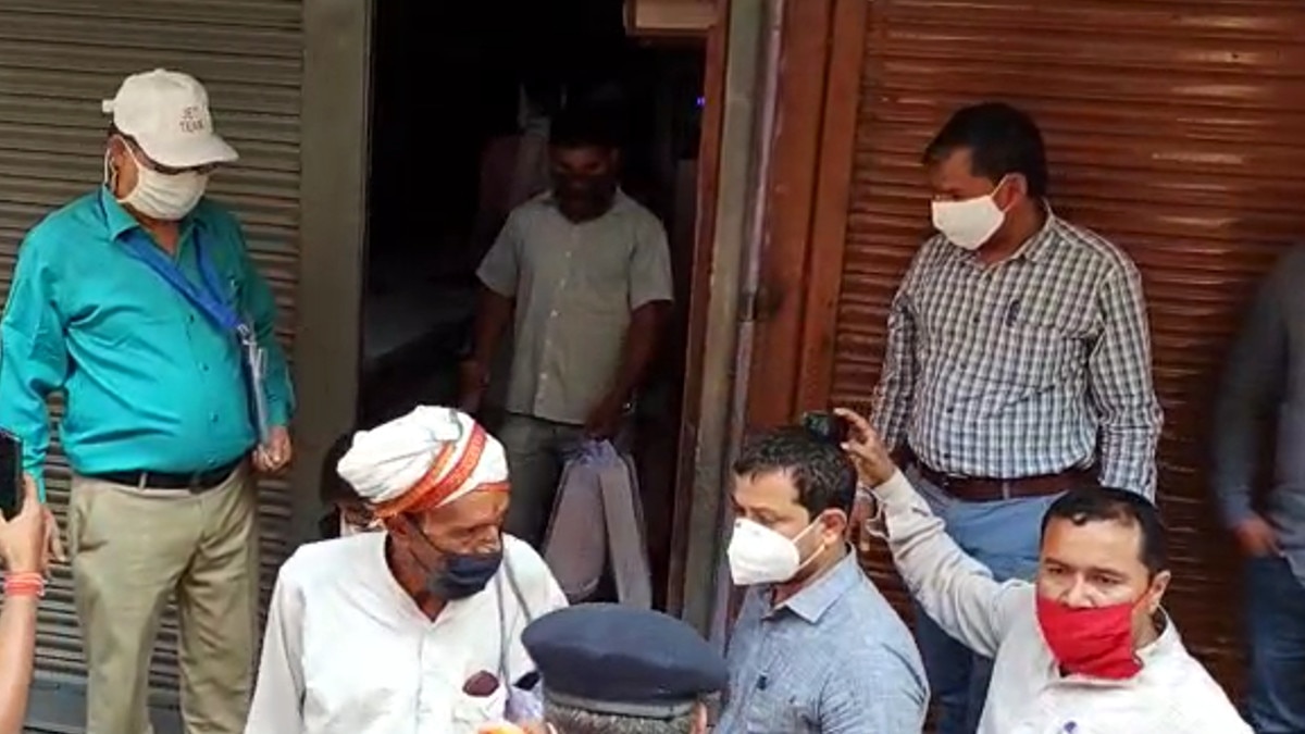 दुकान का ताला तुड़वाकर अंदर घुसे कलेक्टर, अंदर बैठ कर दर्जनों ग्राहक कर रहे थे खरीदारी