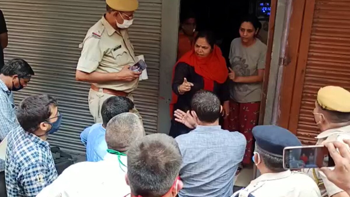 दुकान का ताला तुड़वाकर अंदर घुसे कलेक्टर, अंदर बैठ कर दर्जनों ग्राहक कर रहे थे खरीदारी