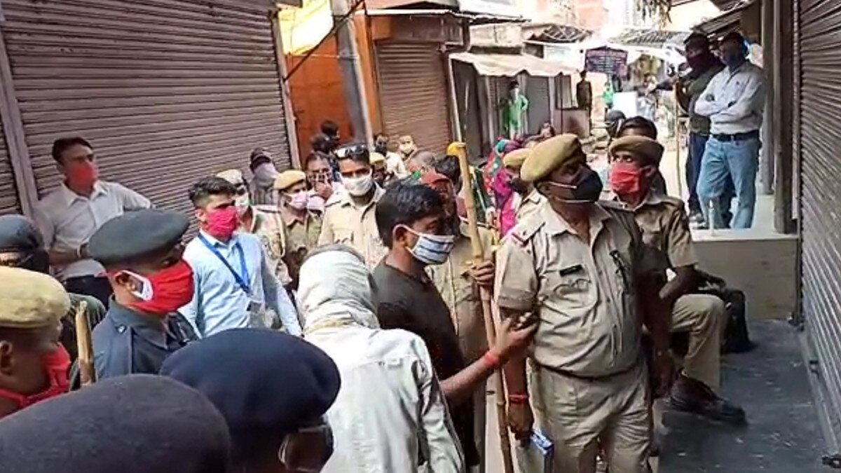 दुकान का ताला तुड़वाकर अंदर घुसे कलेक्टर, अंदर बैठ कर दर्जनों ग्राहक कर रहे थे खरीदारी