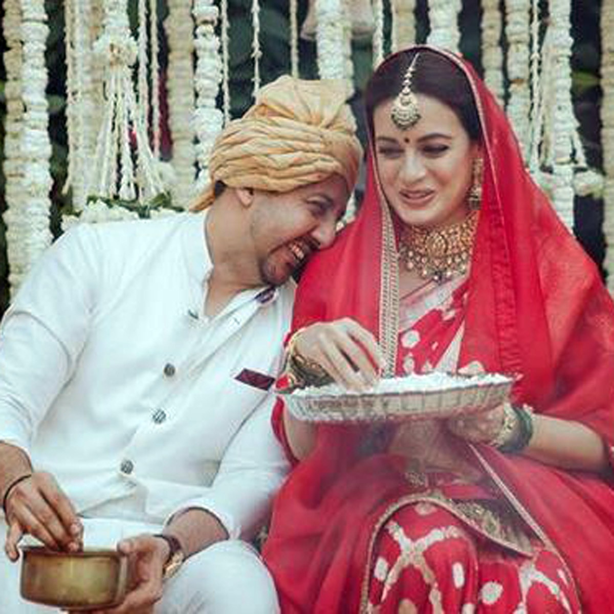 पति वैभव रेखी संग दीया मिर्जा