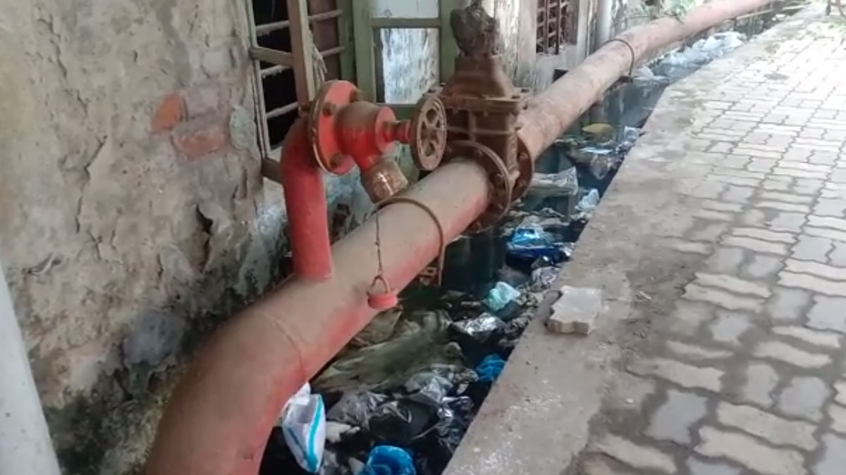 अस्पताल में हर तरफ फैली है गंदगी 