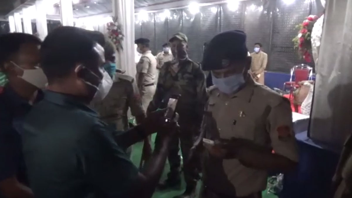 शादी में अचानक पहुंचे डीएम भड़क गए