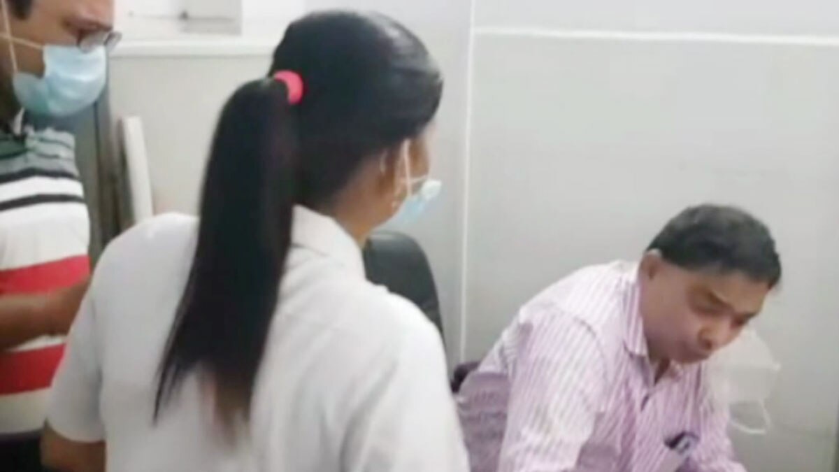 नर्स ने डॉक्टर को मारा थप्पड़ 