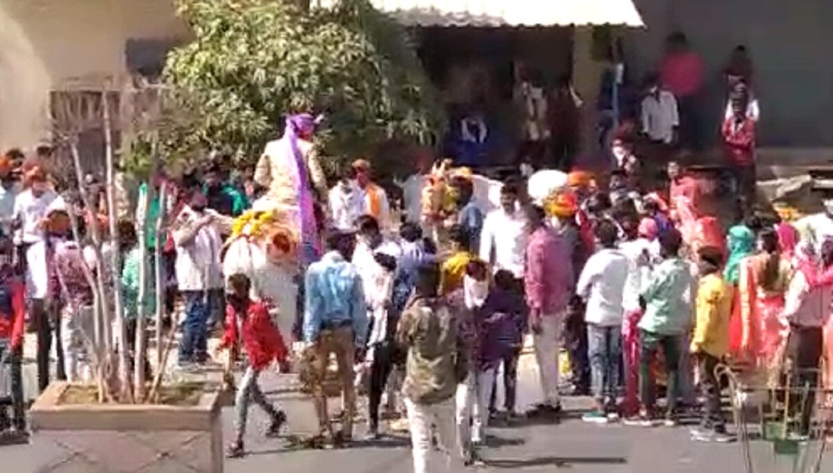 विधायक बने दूल्हा तो उमड़ी भीड़