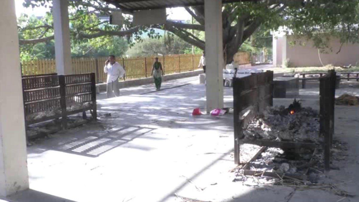 नौकरी जाने के बाद शख्स श्मशान घाट पर रहने लगा 