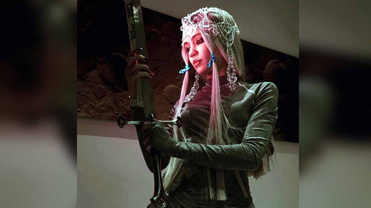 Elon Musk Girlfriend Grimes wants to Die on Mars