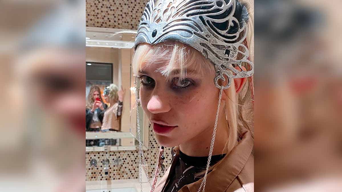 Elon Musk Girlfriend Grimes wants to Die on Mars