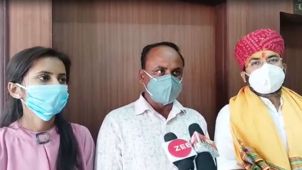 बेटियों की शादी में होने वाले खर्च से दो लाख बचाकर शख्स ने कोविड मरीजों को दिया दान 