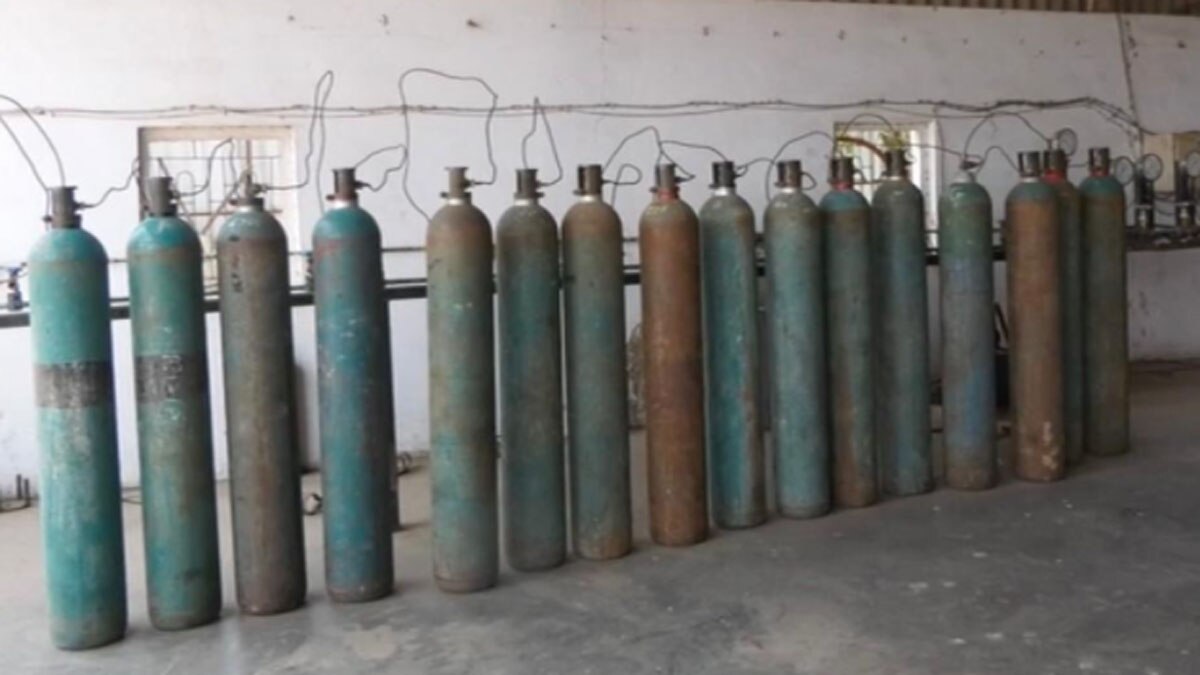 ऑक्सीजन सिलेंडर भराने को लेकर चली गोलियां 