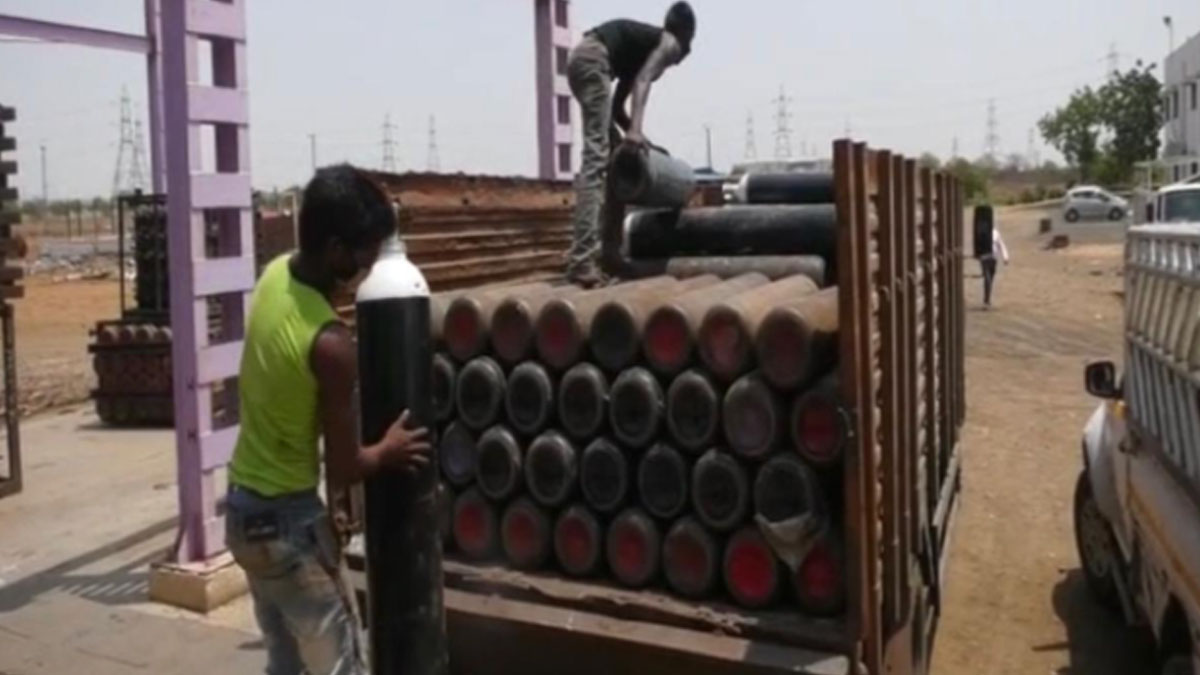 ऑक्सीजन सिलेंडर भराने को लेकर चली गोलियां 