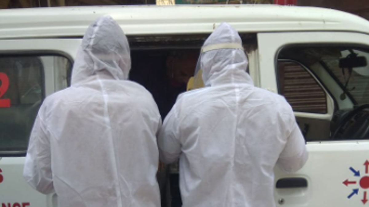  पुलिस कांस्टेबल ने बीमार बुजुर्ग की मदद की 