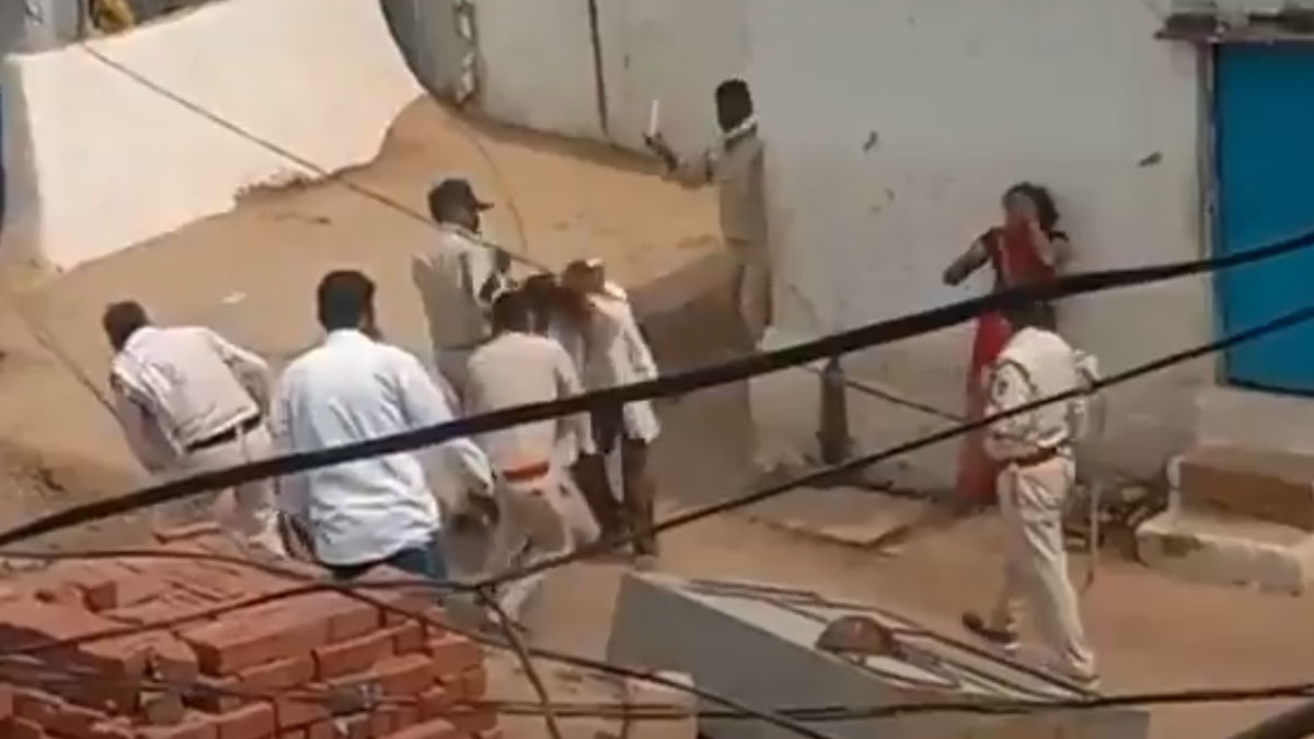 पुलिस ने कोरोना संक्रमित शख्स के परिवार की महिलाओं पर बरसाए लाठी-डंडे