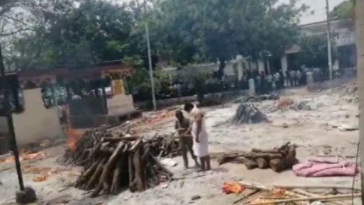 श्मशान घाट पर दाह संस्कार के लिए जगह कम पड़ रही है 