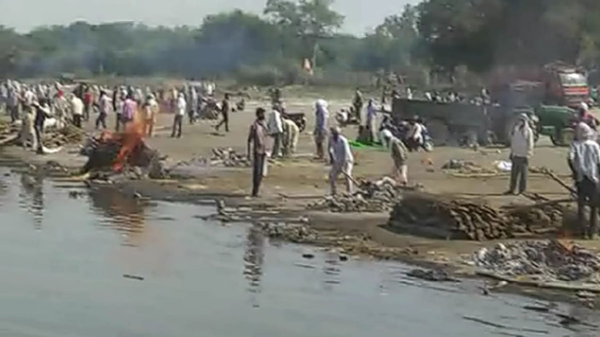 घाटों पर फैली गंदगी और पीपीई किट से बढ़ा संक्रमण फैलने का खतरा 