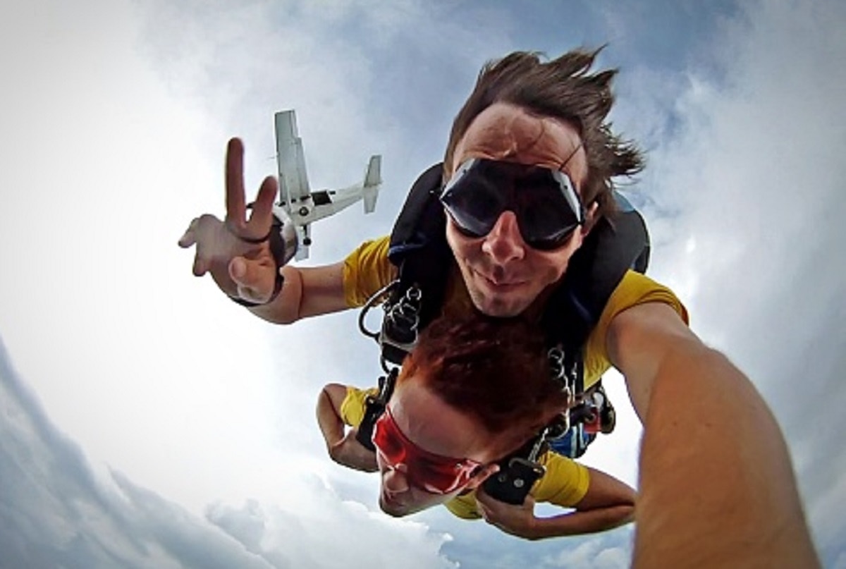 कपल ने हवा में उड़ते हुए बनाए संबंध