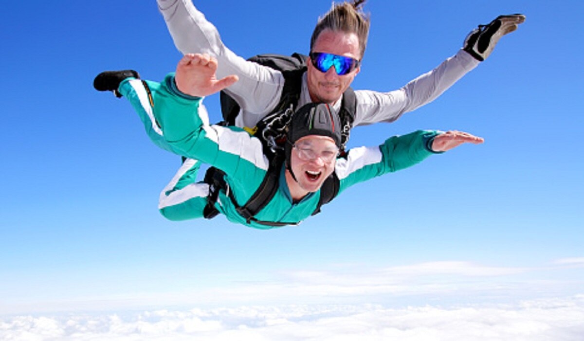 कपल ने हवा में उड़ते हुए बनाए संबंध