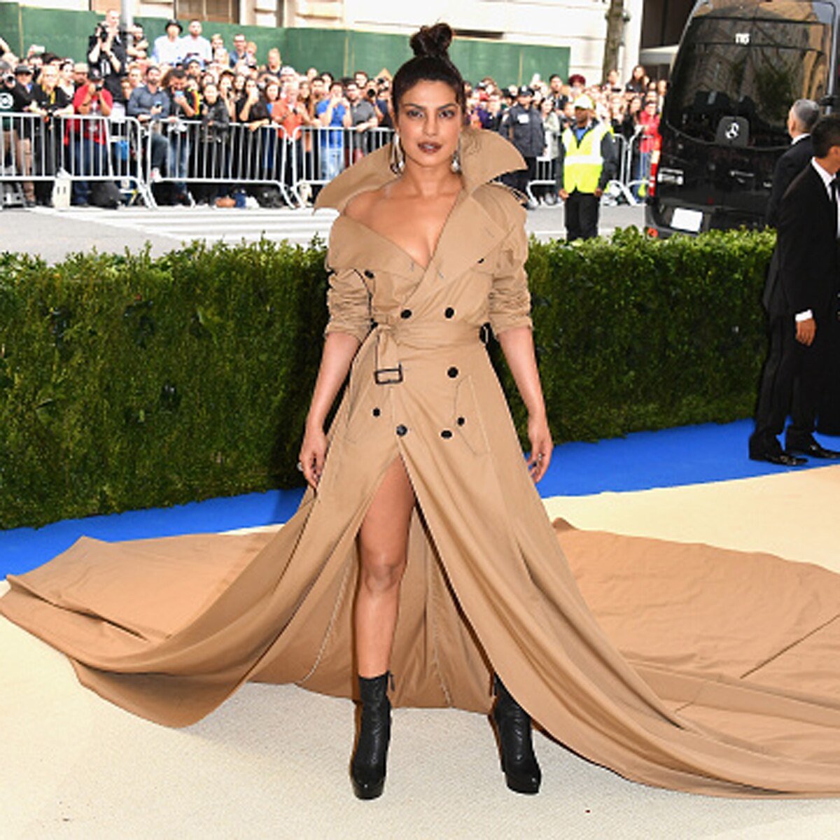 सेलेब्रिटी आउटफिट