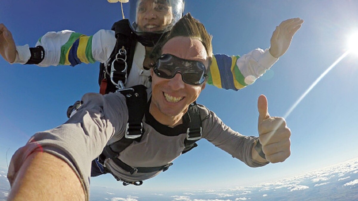 कपल ने हवा में उड़ते हुए बनाए संबंध