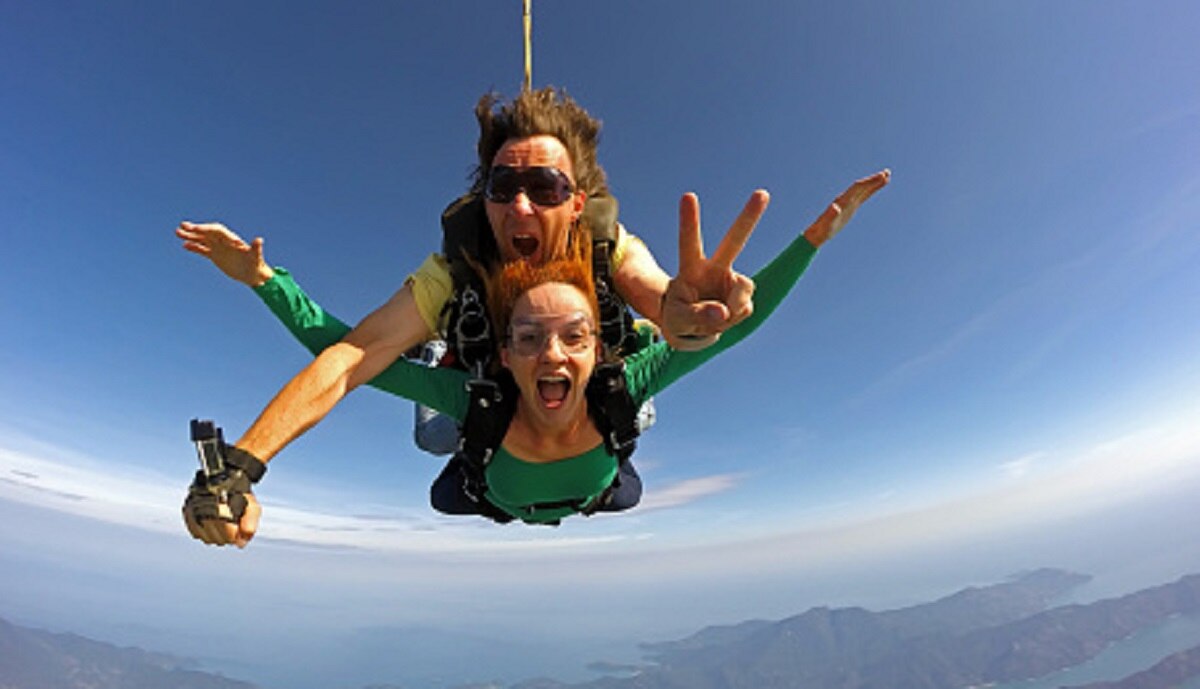 कपल ने हवा में उड़ते हुए बनाए संबंध