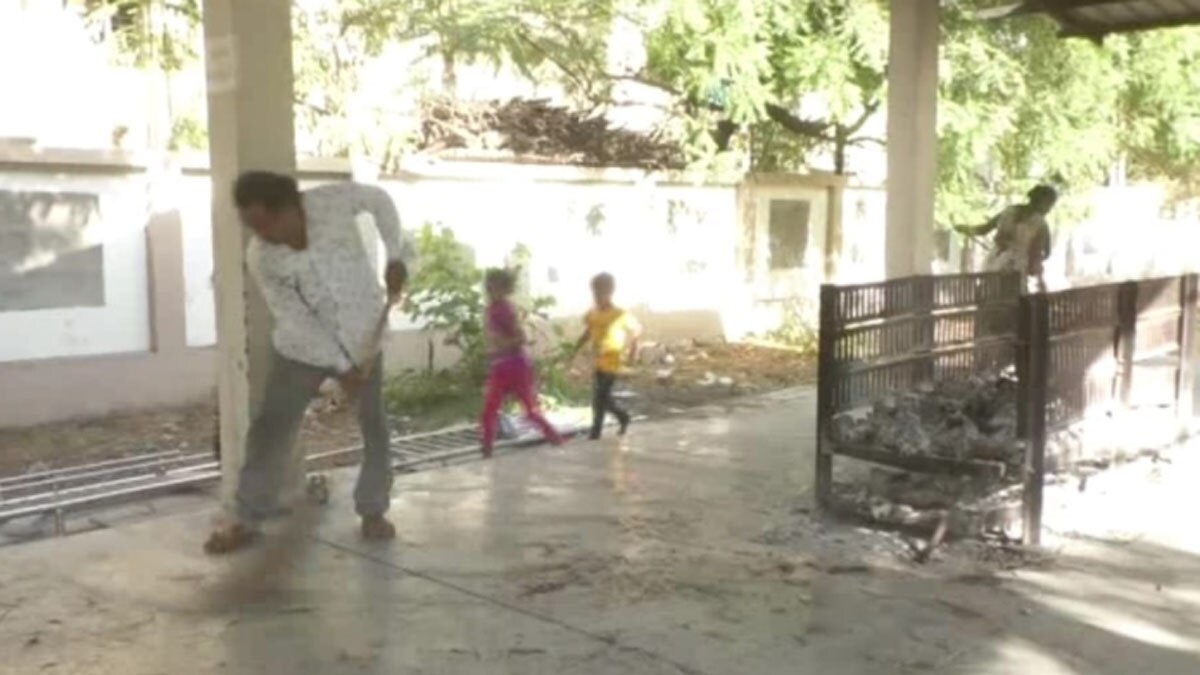 नौकरी जाने के बाद शख्स श्मशान घाट पर रहने लगा 