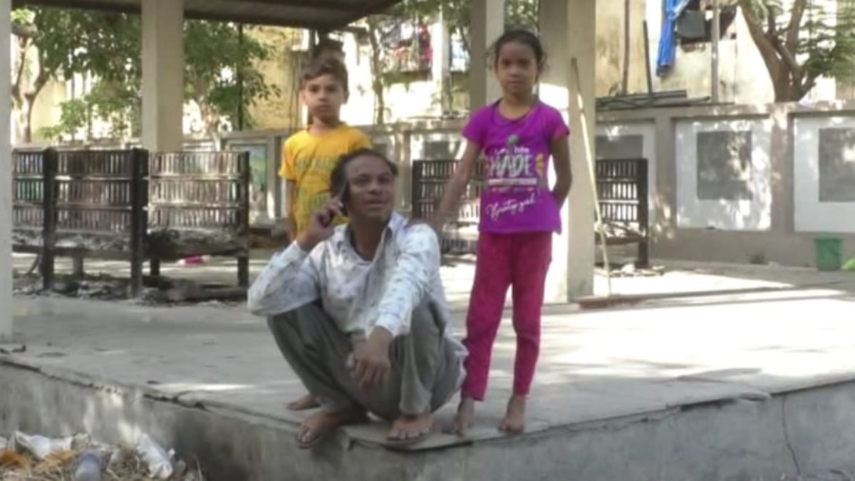 नौकरी जाने के बाद शख्स श्मशान घाट पर रहने लगा 