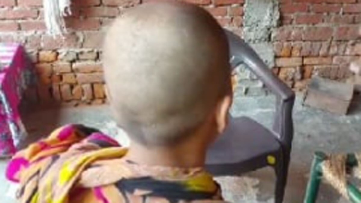 पिता ने बेटी की चोटी काटी फिर उस्तरे से किया गंजा  