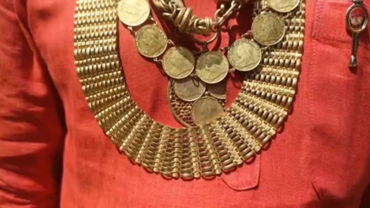 जिला पंचायत उम्मीदवार का पति सोने के गहनों में लदा हुआ आया