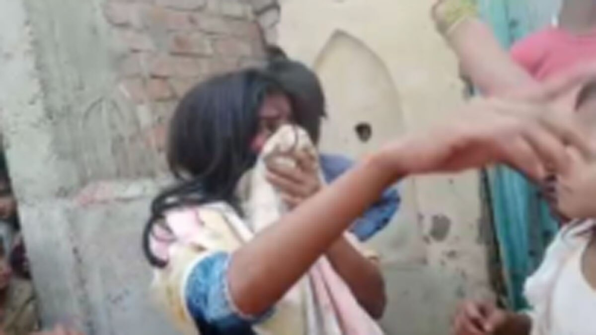 युवकों ने लड़के और लड़की को बीच सड़क जमकर पीटा 