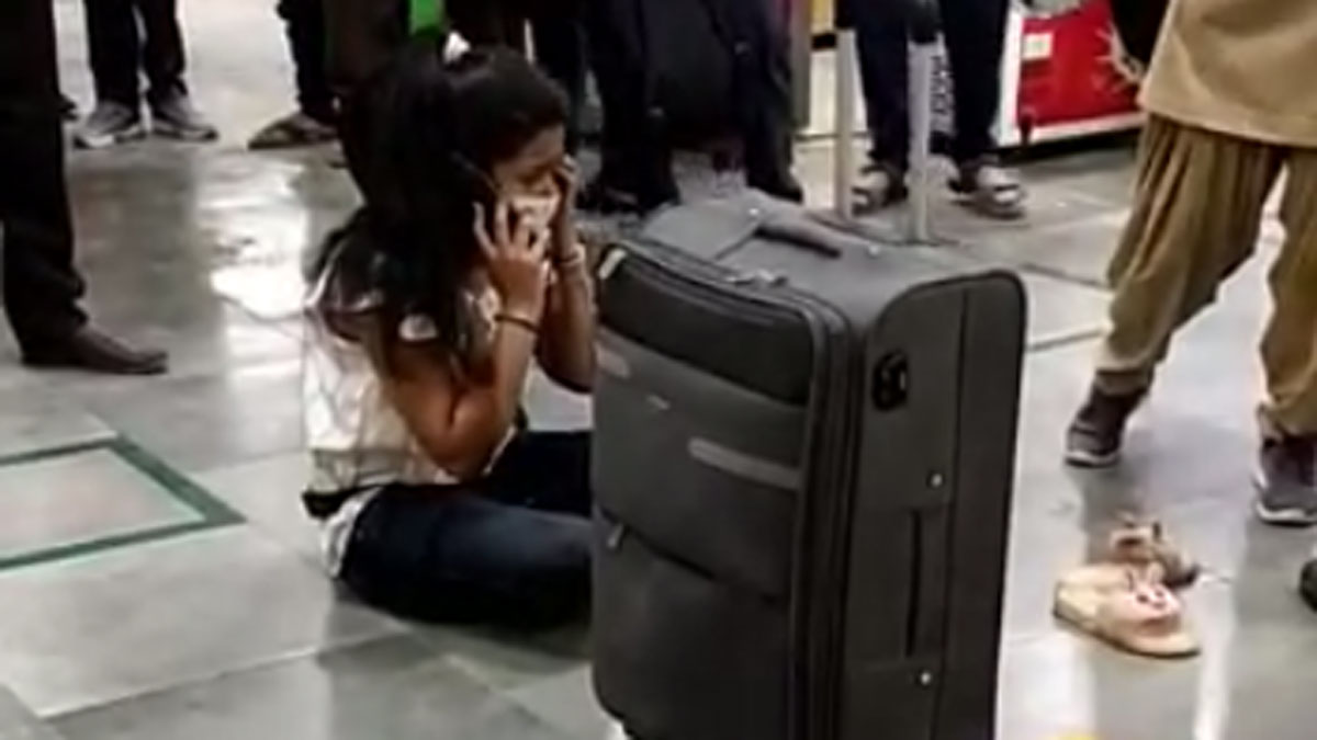 लड़की ने रेलवे स्टेशन पर किया हंगामा 
