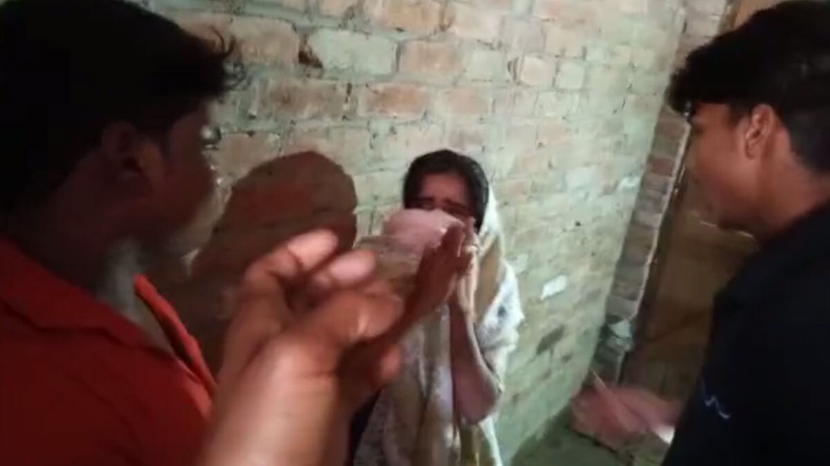 युवकों ने लड़के और लड़की को बीच सड़क जमकर पीटा 