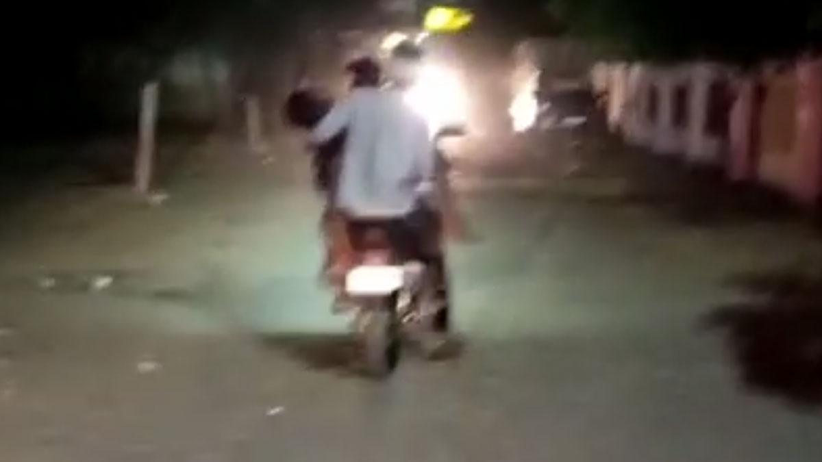 बेटी की मौत के बाद शव को मोटरसाइकिल पर ले जाता पिता 