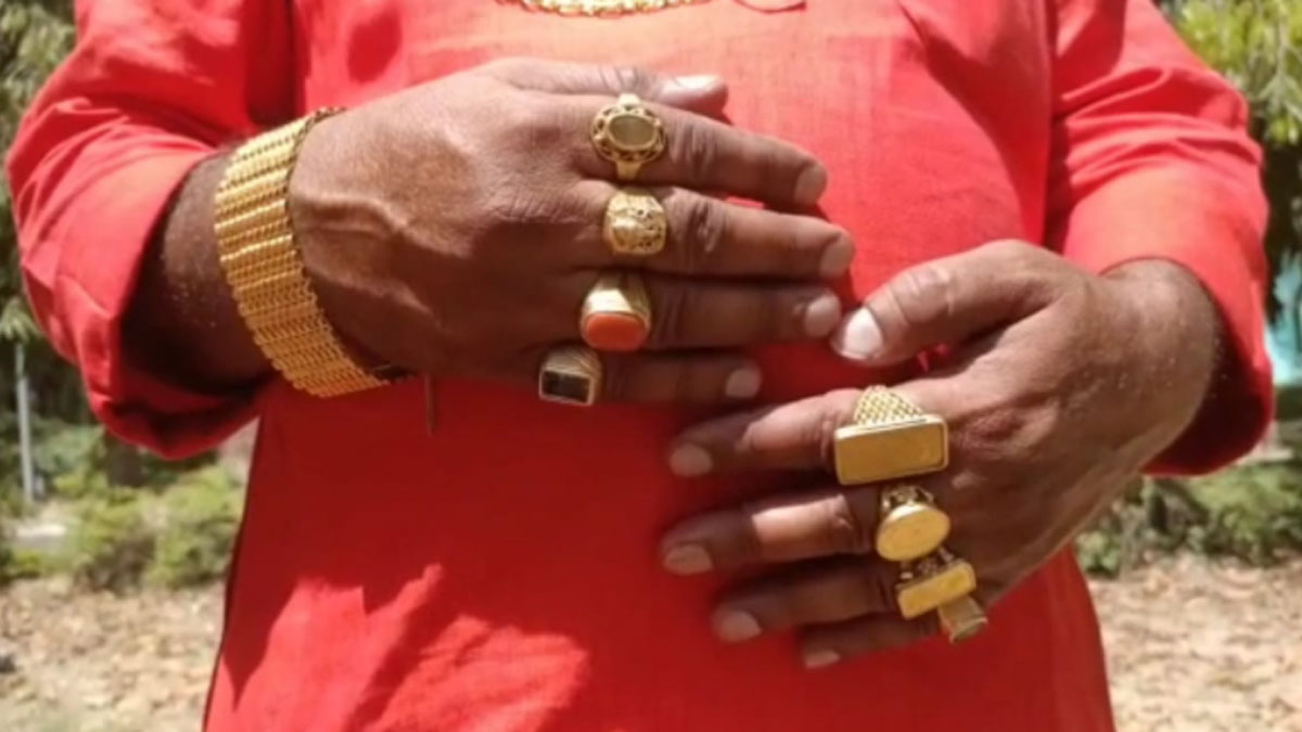 जिला पंचायत उम्मीदवार का पति सोने के गहनों में लदा हुआ आया