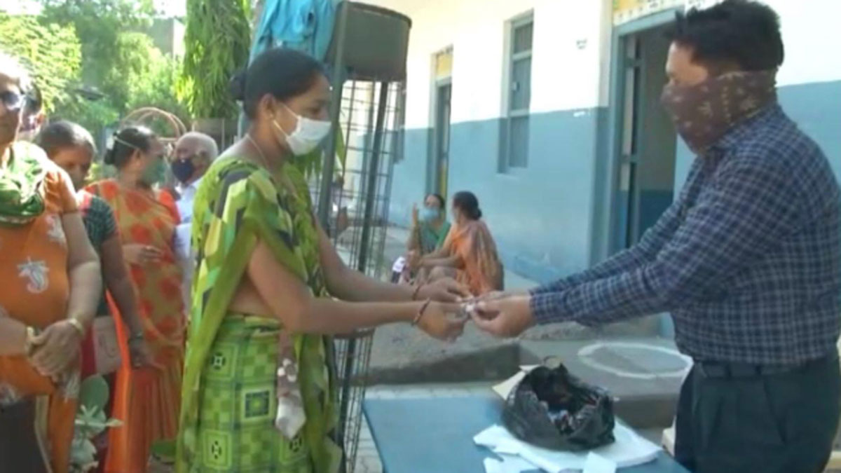 महिलाओं को सोने की नोज पिन और पुरुषों को हैंड ब्लेंडर गिफ्ट