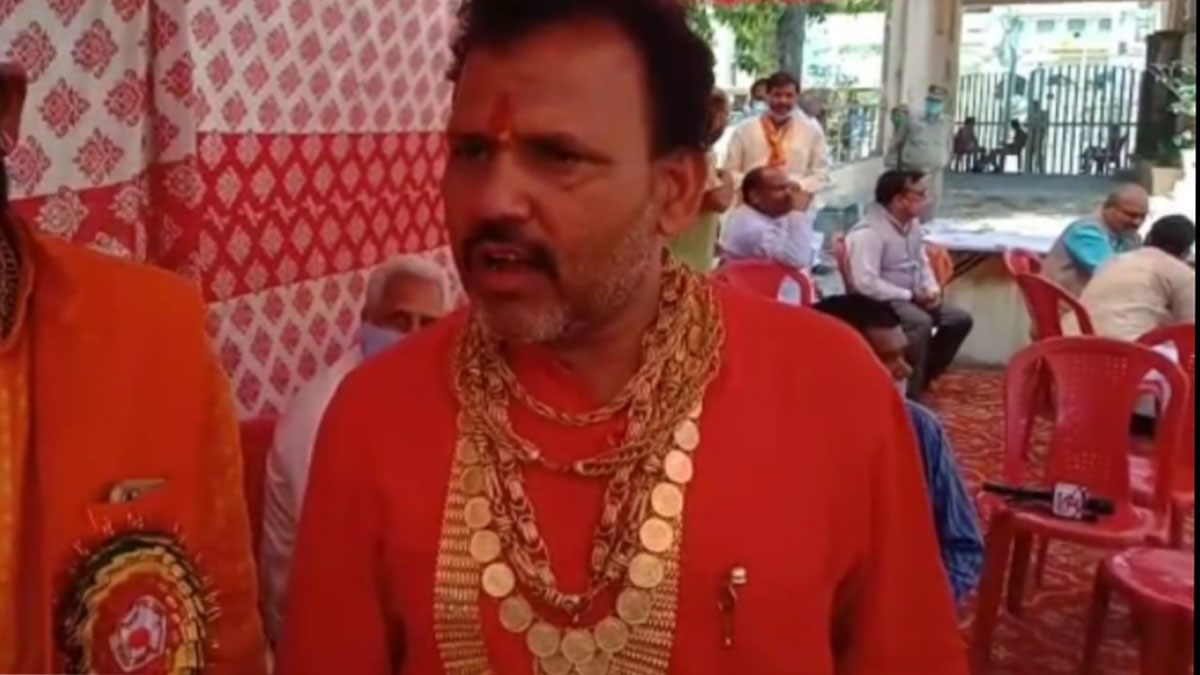 जिला पंचायत उम्मीदवार का पति सोने के गहनों में लदा हुआ आया